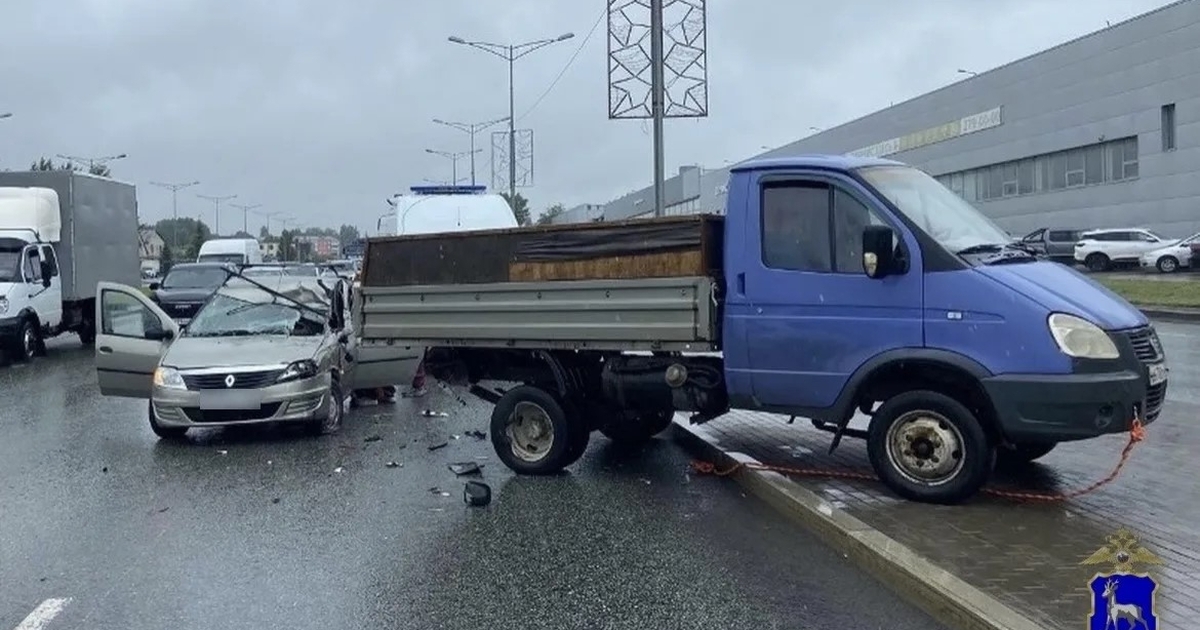 В Самаре 85-летний водитель Renault Logan врезался в стоящую ГАЗель Грузовой автомобиль находился на проезжей части...