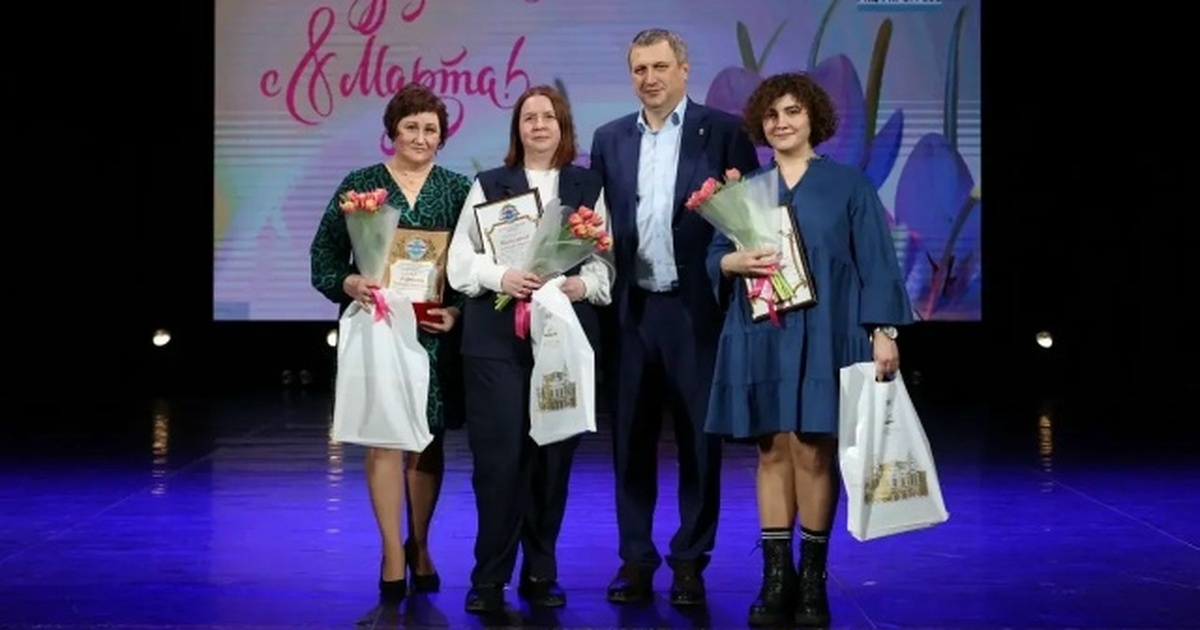 Глава города вручил награды сотрудницам предпри...