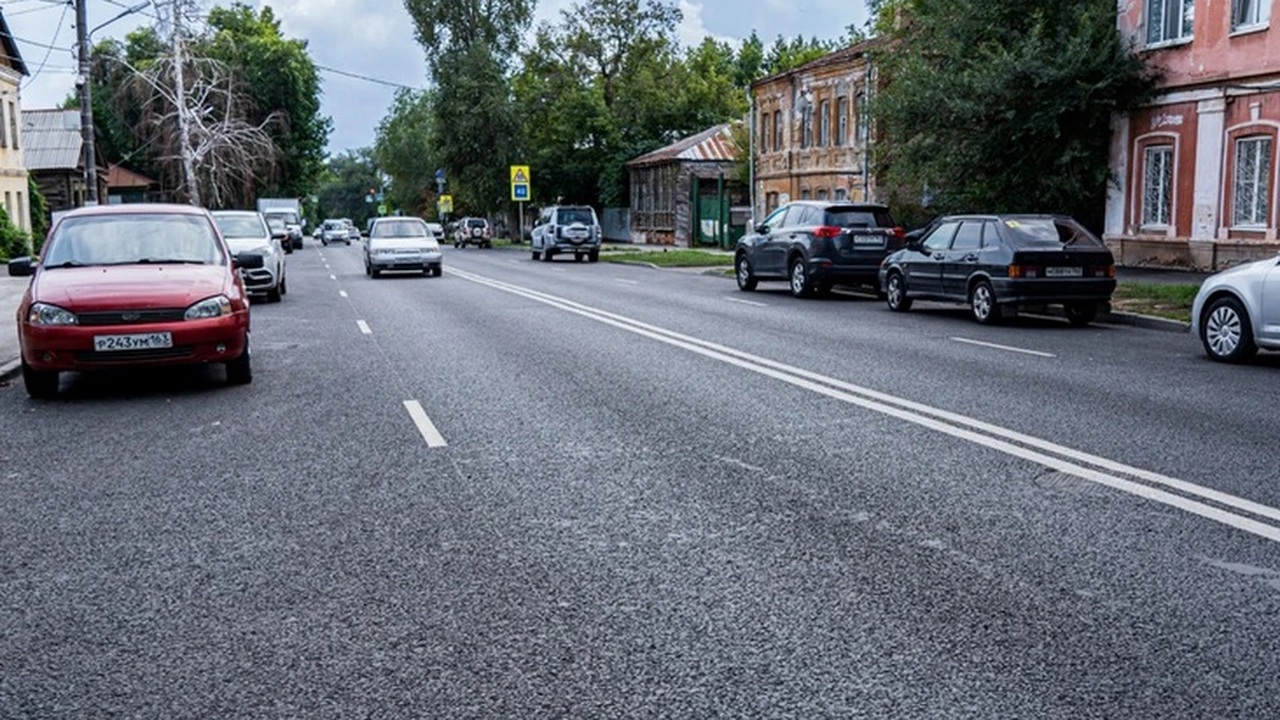 Обновлено дорожное покрытие и тротуары, улучшен...