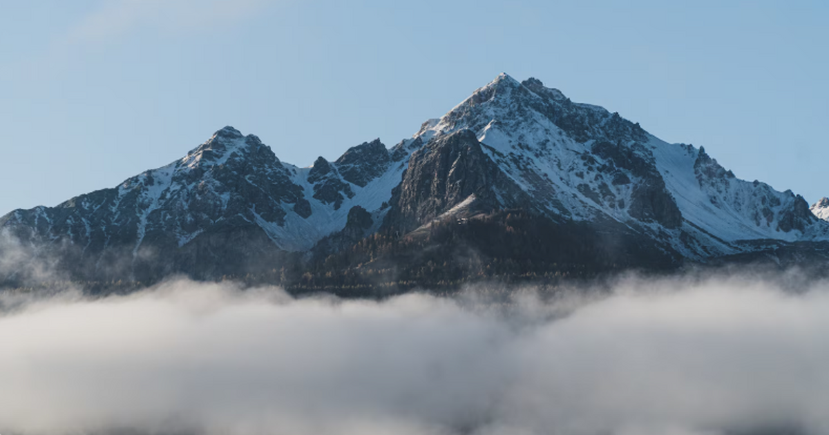 На склонах пика Ленина в горах Памира альпинист...