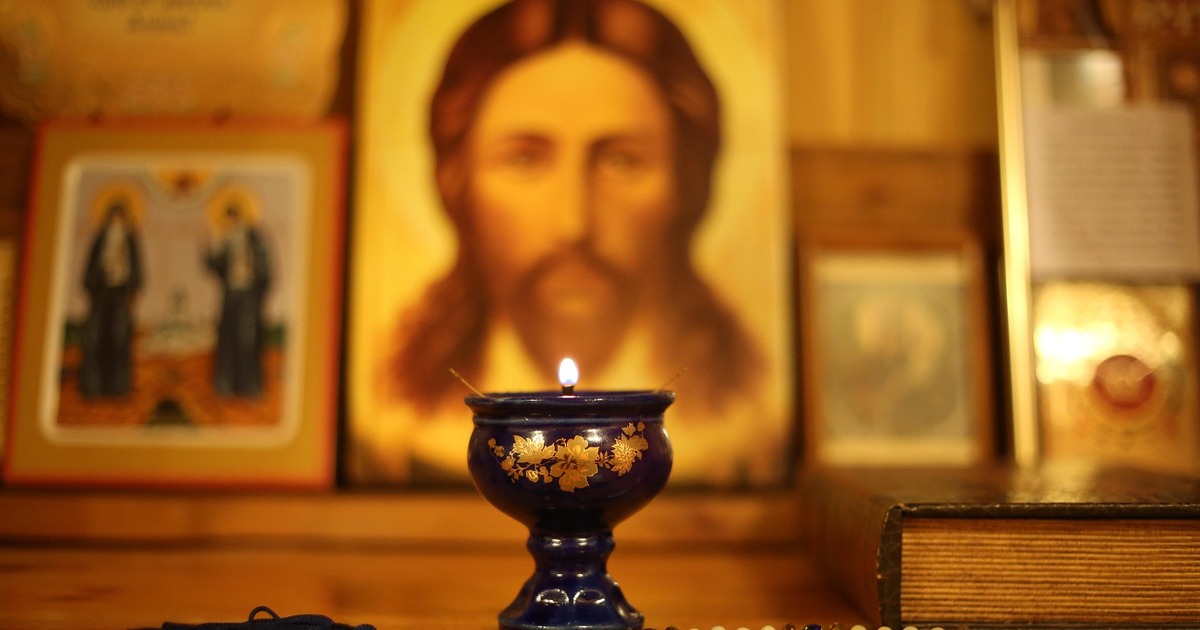 Эксперт призвал не ставить иконы рядом с телевизором и бытовыми вещами Традиционно иконы располагают в «красном углу»