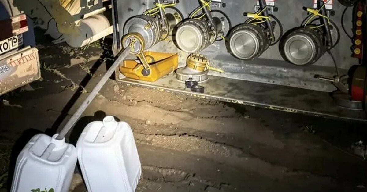 В Самаре водителей автобойлеров поймали с поличным при краже нефтепродуктов В Самаре задержаны двое водителей автобойлеров,...
