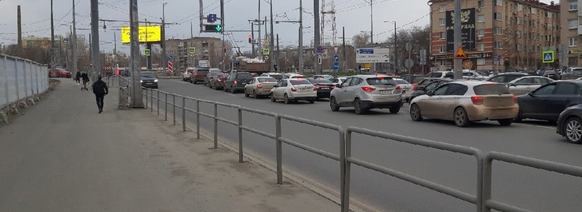 Самарские общественники разрисовали красками дорожные ямы и выбоины в июле 2022 года