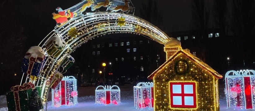 В Самаре устанавливают семиметровые ёлки в Струковском саду и парке Гагарина В Самаре началась подготовка к новогодним празд...