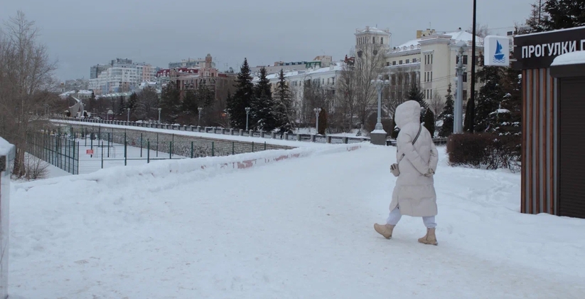 Власти Самары считают безопасным белый налет на тротуарах и дорогах В Самаре объяснили природу белого налета на асф...
