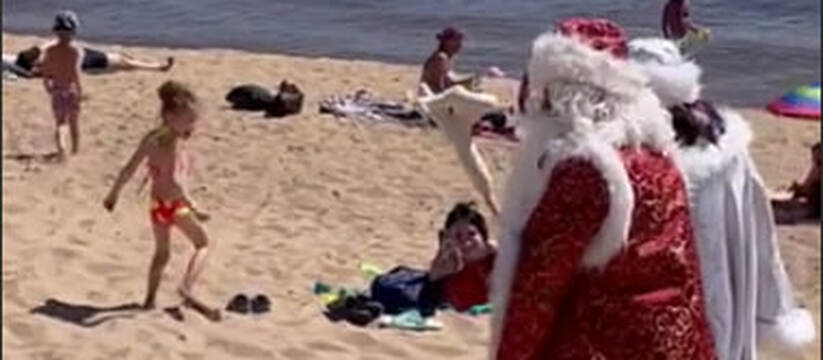Жители и гости Тольятти были весьма удивлены, когда посреди жаркого летнего дня на Итальянском пляже у Волги они увидели Деда Мороза и Снегурочку. 