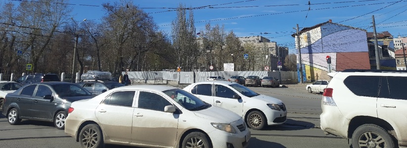 В Самаре жителям домов у стройки метро в июне 2022 года перекрыли выход на улицу забором