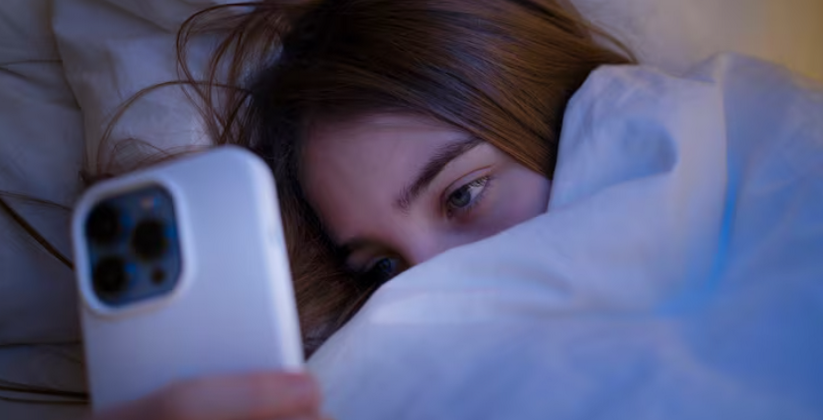 Неврологи предупреждают о вреде проверки телефо...
