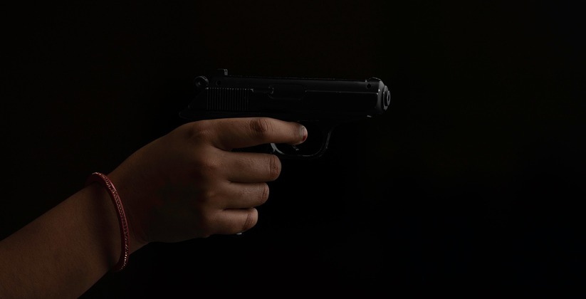 Злоумышленник угрожал жертве сигнальным пистолетом