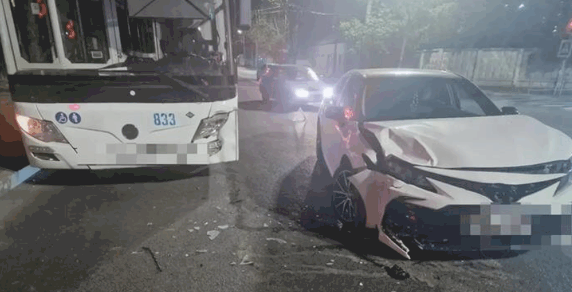 В Самаре 19 мая пострадали пассажиры автобуса после ДТП с Toyota В Самаре на улице Коммунистической столкнулись ...