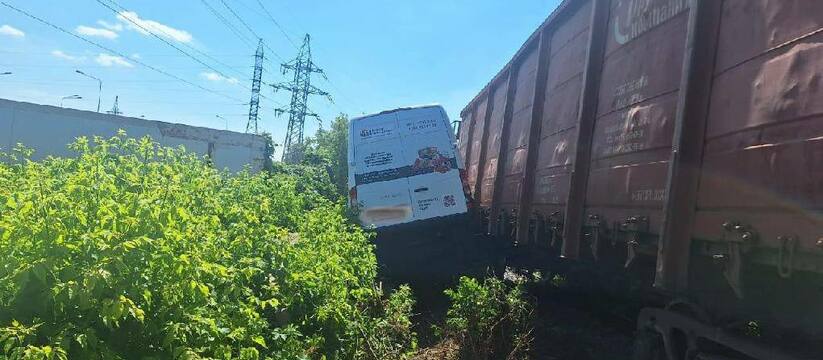 Вчера, 2 июля, в региональном центре случилось дорожно-транспортное происшествие на железной дороге при участии поезда и грузовика.