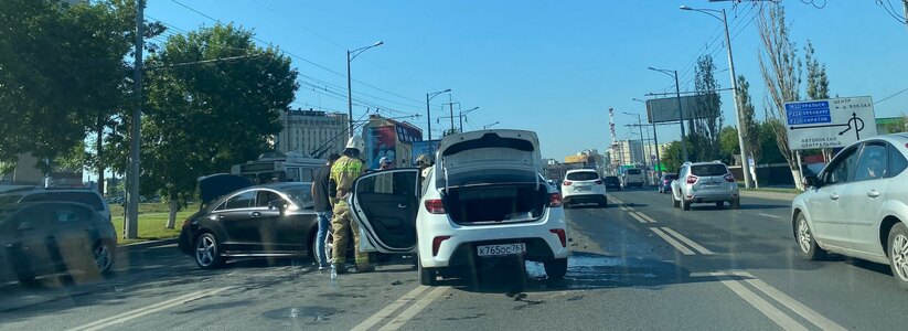 В Самаре на Московском шоссе около ЦАВ столкнулись иномарки Mercedes и Kia