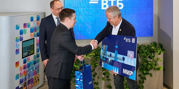 Клиент ВТБ получил 300-тысячную карту жителя Са...