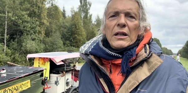 Итальянец на самодельной электрорикше едет в Ин...