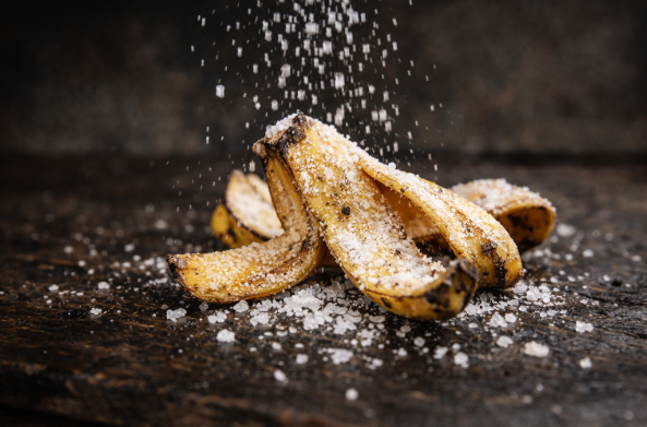 Банановую кожуру посыпаю солью — всю зиму работает: лучший лайфхак для лентяев