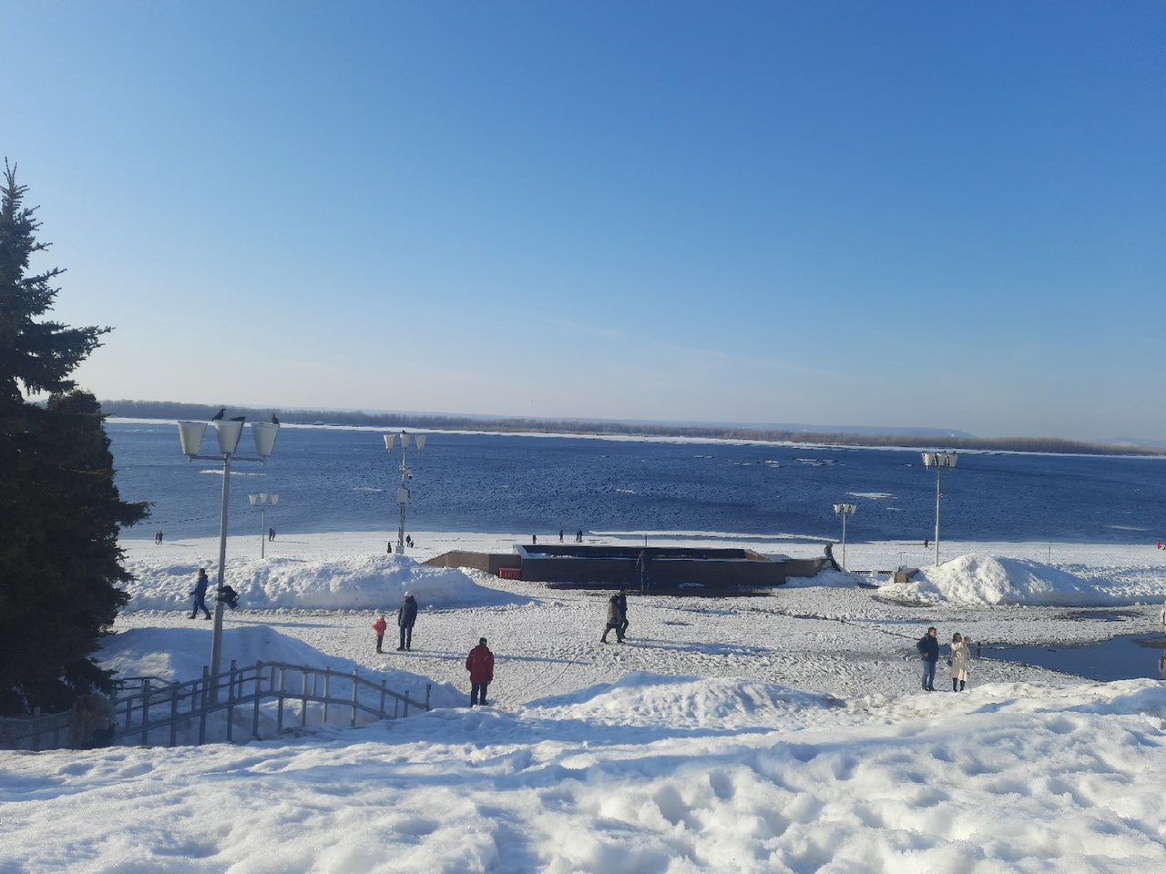 Волга у берегов центра Самары в марте 2022 года очистилась ото льда