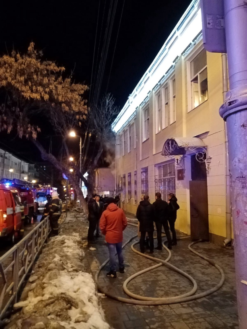 В Самаре более 60 человек устранили пожар в здании департамента образования