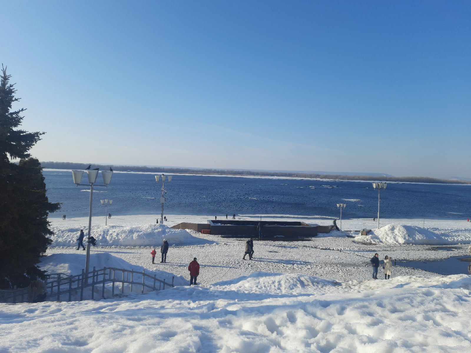 В Самаре на Волге ледоколом расчищают водный путь до Рождествено в апреле 2022 года 