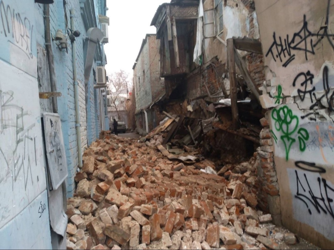 В Самаре 10 апреля 2022 года обрушилась часть стены двухэтажного жилого дома
