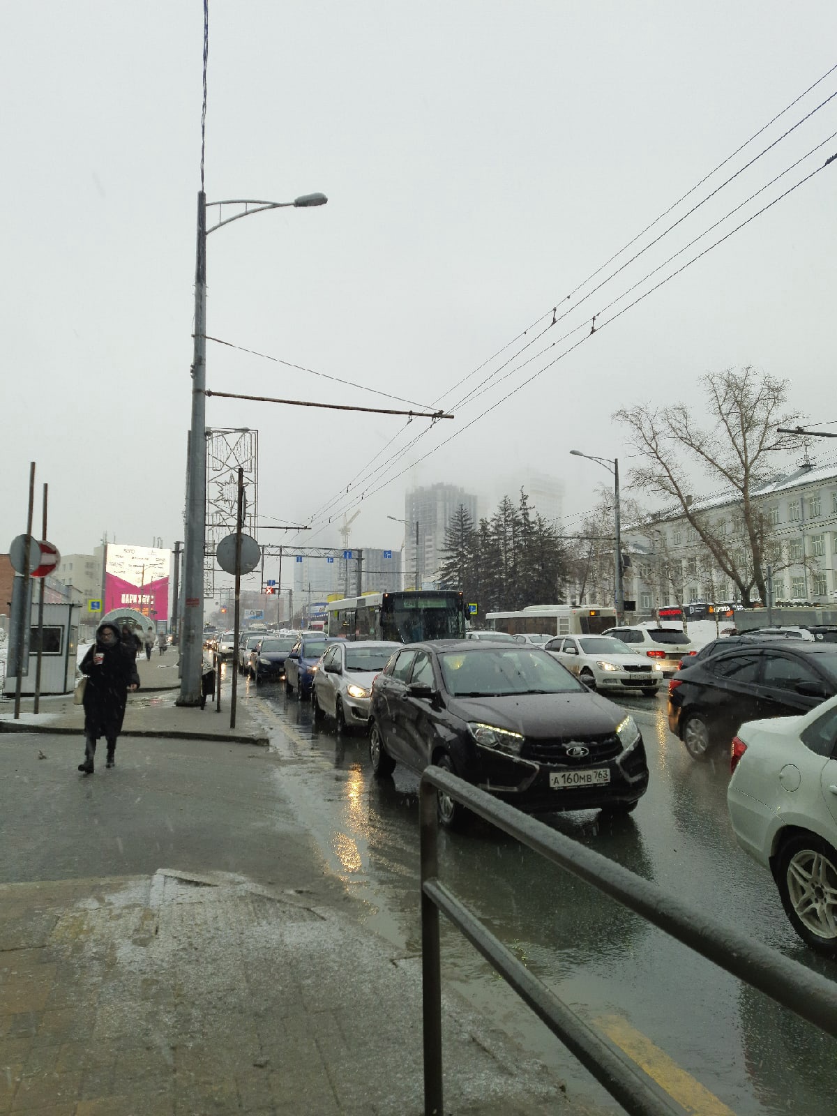 В субботу 16 апреля 2022 года в Самаре на улице Ново-Садовой скопилась 5-балльная пробка