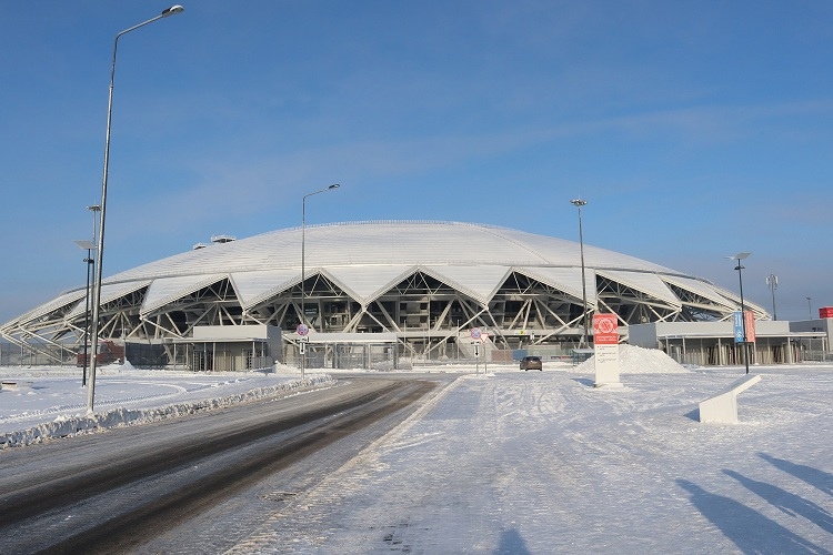 Около стадиона «Самара Арена» асфальт и колодцы уходят под землю в апреле 2022 года