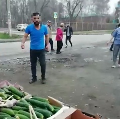 Появилось видео драки приезжих торговцев с местными продавцами овощей в Самаре в апреле