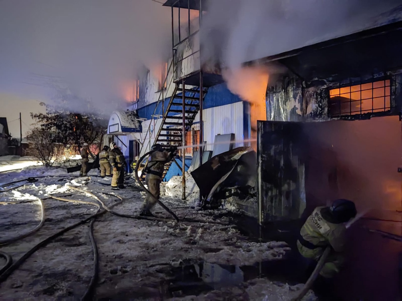 В Самаре 22 апреля 2022 года крупный пожар затушили в нежилом доме в Ташкентском переулке