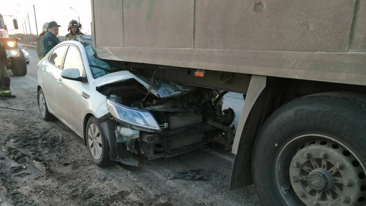 Появились фото смертельной аварии под Самарой, где Kia Rio залетел под большегруз Scania