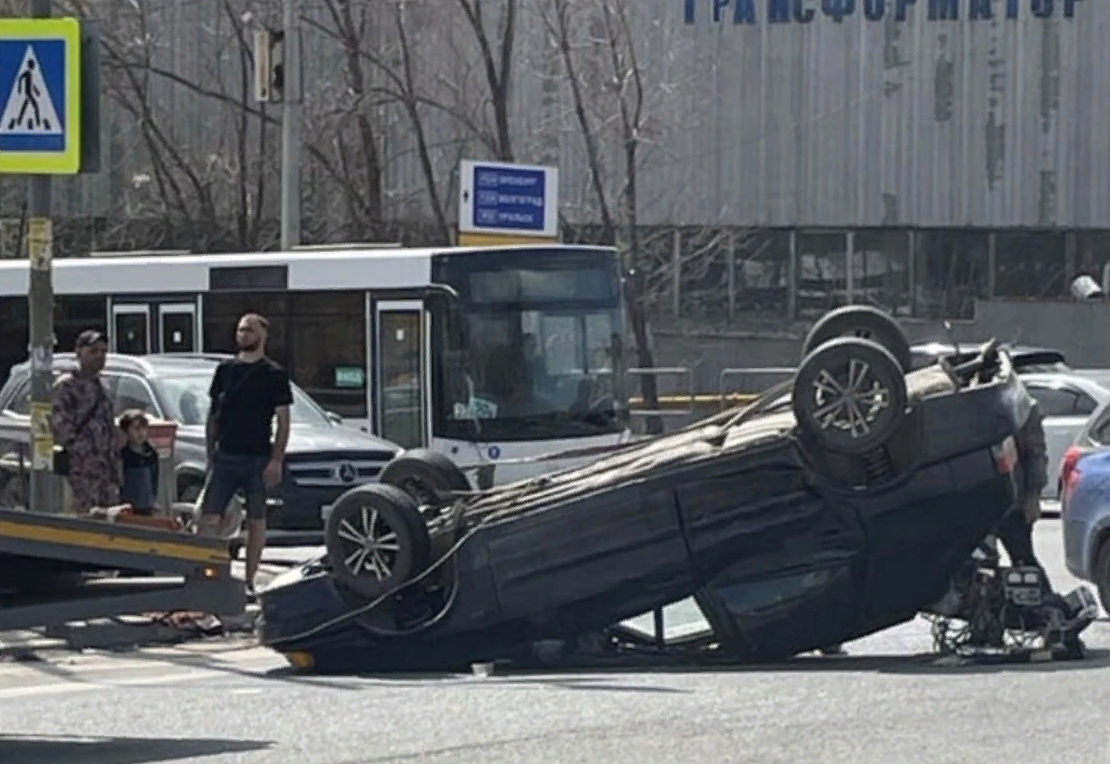 Автомобиль перевернулся на крышу на перекрестке Авроры и Промышленности в Самаре 24 апреля