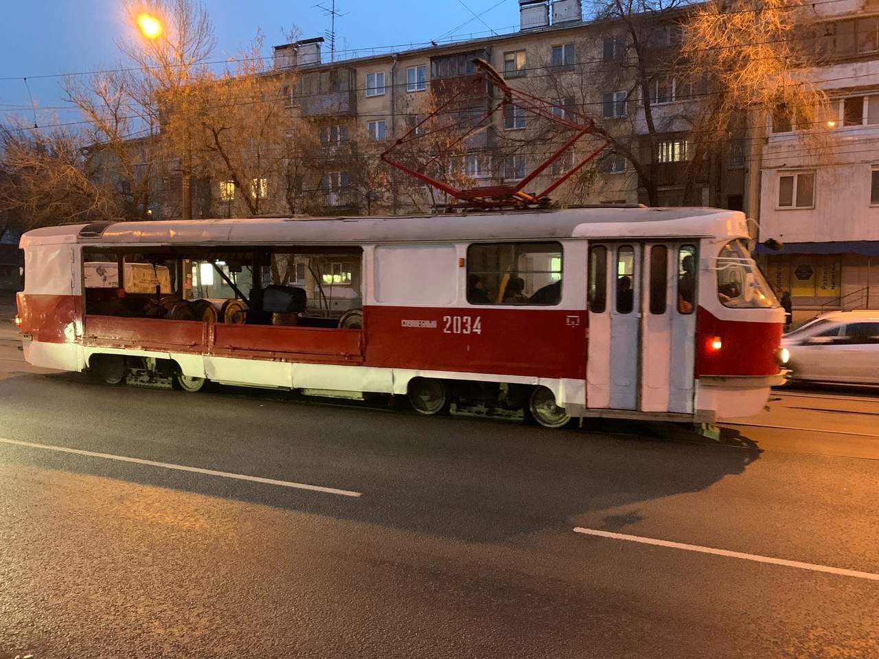 Самара 25 ноября. Владикавказ трамвай 2021. Трамвай сошёл с рельс во Владикавказе. Трамвай Владикавказ желтый. Новый трамвай в Самаре 2022гот.