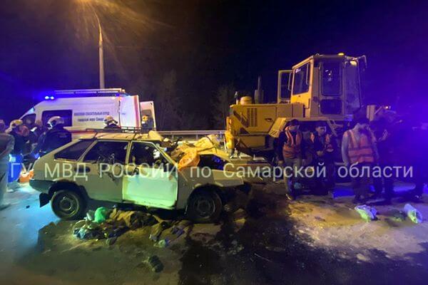 На Южном шоссе в Самаре водитель ВАЗ-2109 столкнулся со стоявшим погрузчиком у ТРК "Амбар"