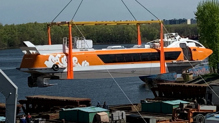 Скоростное судно «Валдай-45Р» доставили в Самару на Волгу в мае 2022 года