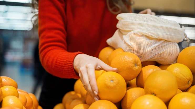 Продуманные хозяйки теперь массово скупают лимоны: как заморозка превращает их в «супер-вещь» для кухни