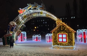 В Самаре устанавливают семиметровые ёлки в Стру...