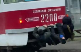 Подростков-зацеперов к трамваю №25 сняли на Лес...