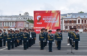 В Самаре Парад Победы на площади им Куйбышева п...