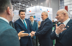 Антон Алиханов посетил стенд ГК «Полипласт» на ...