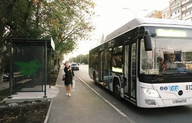 Остановка с памятным дизайном: на улице Аэродро...