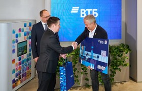 Клиент ВТБ получил 300-тысячную карту жителя Са...