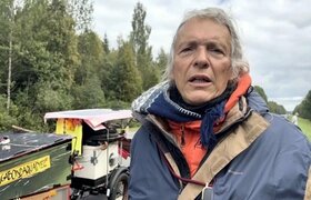 Итальянец на самодельной электрорикше едет в Ин...