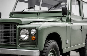 Классический Land Rover Defender с современным ...