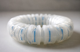 Инфракрасный свет заставил мягкого робота посто...