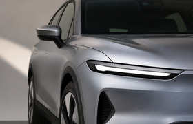 Bentley представила новый электрический кроссовер