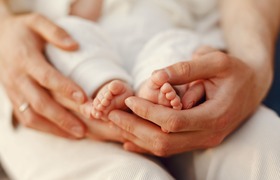 Что делать с новорождённым после роддома: первы...