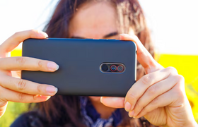 Смартфоны могут вернуть слот microSD на фоне де...